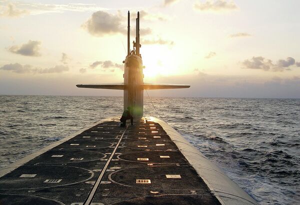  الغواصة الأمريكية "يو إس إس وايومنغ" أثناء إبحارها  نحو قاعدة "كينغز باي" البحرية للغواصات في ولاية جورجيا.  - سبوتنيك عربي