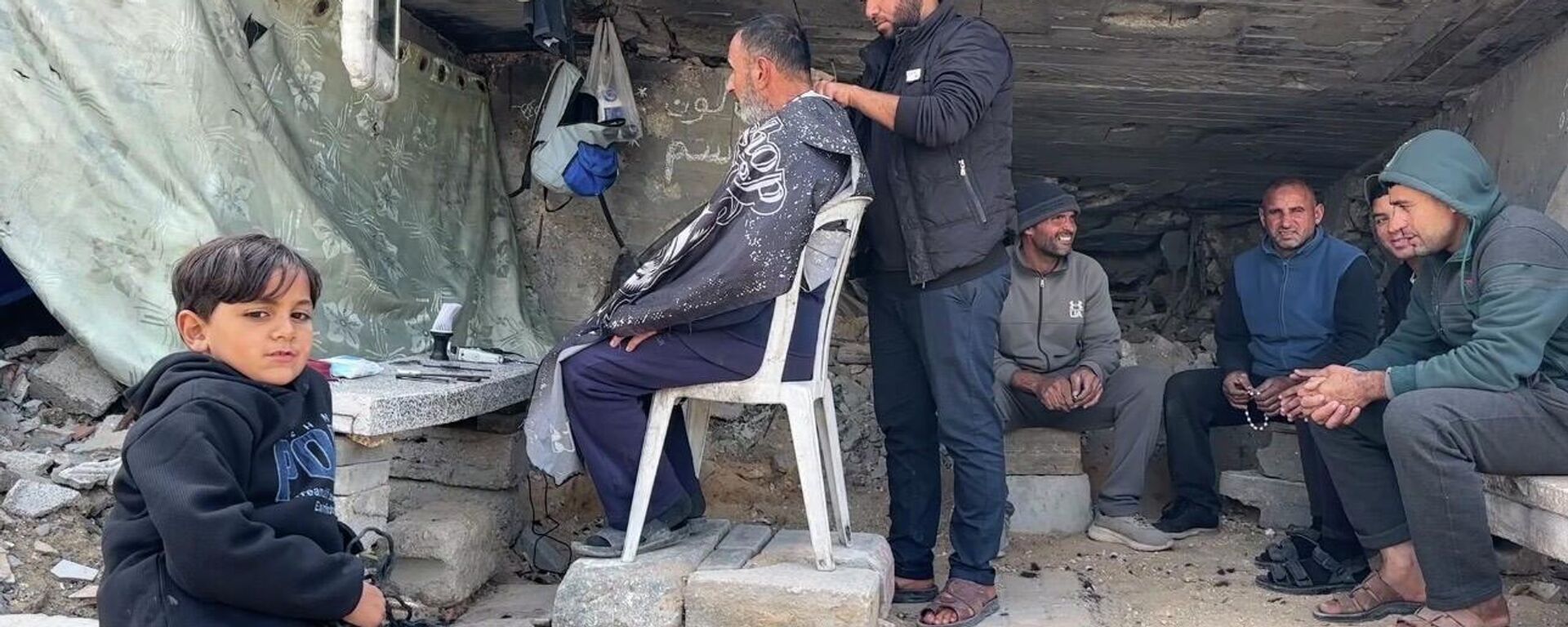 حلاق يواصل عمله بين الأنقاض في غزة ويحول الدمار إلى أمل في الحياة - سبوتنيك عربي, 1920, 06.02.2026