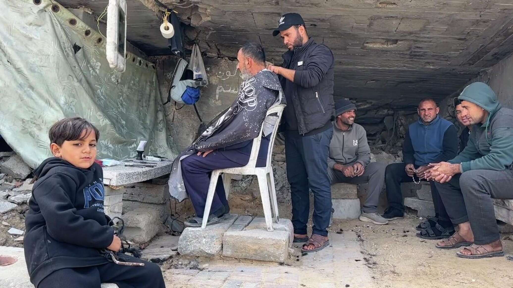 حلاق يواصل عمله بين أنقاض غزة ويحول الدمار إلى أمل في الحياة... فيديو