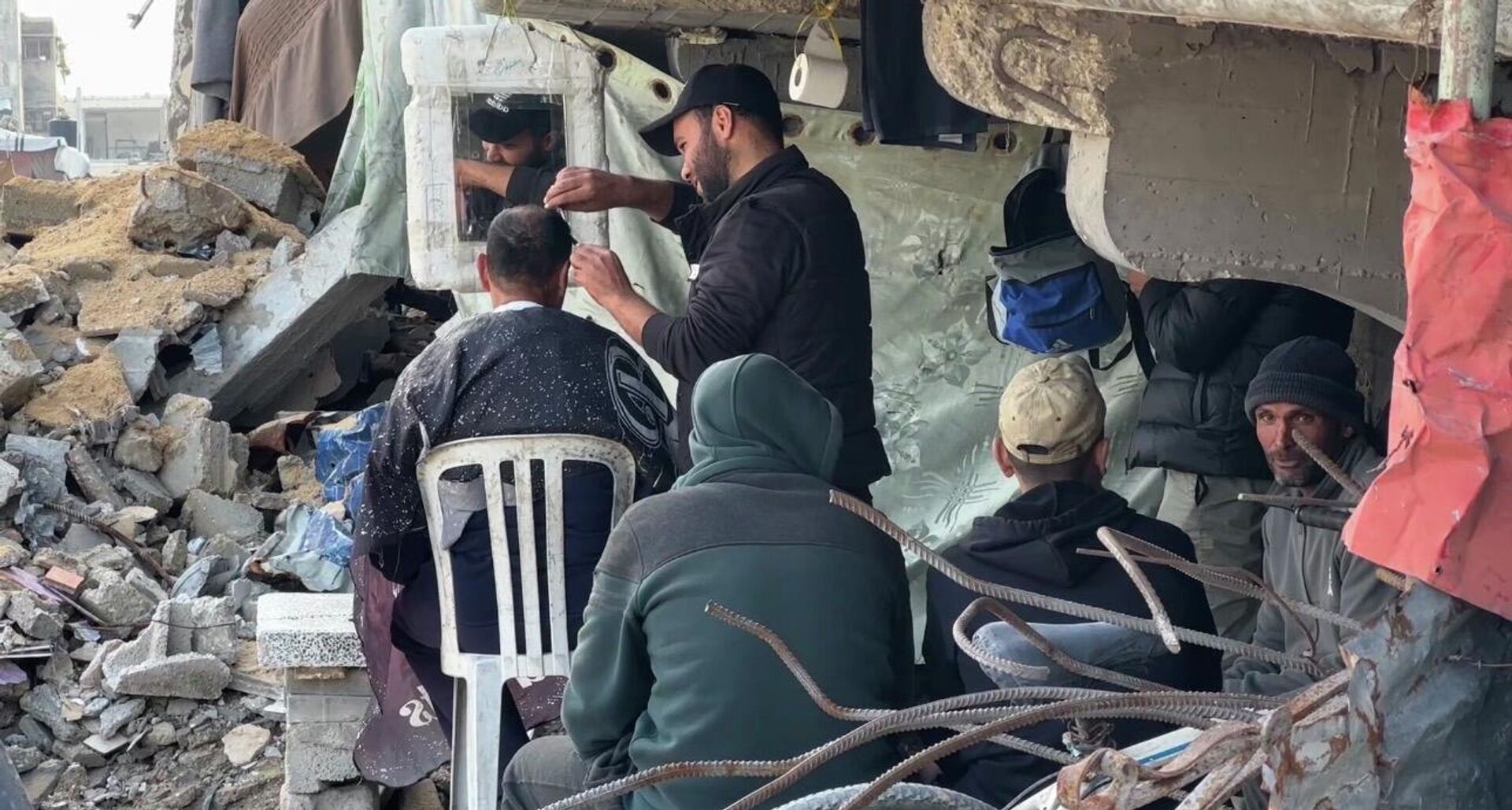 حلاق يواصل عمله بين الأنقاض في غزة ويحول الدمار إلى أمل في الحياة - سبوتنيك عربي, 1920, 05.02.2026