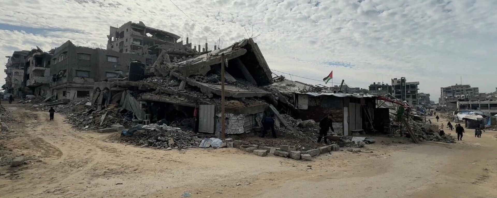 حلاق يواصل عمله بين الأنقاض في غزة ويحول الدمار إلى أمل في الحياة - سبوتنيك عربي, 1920, 06.02.2026