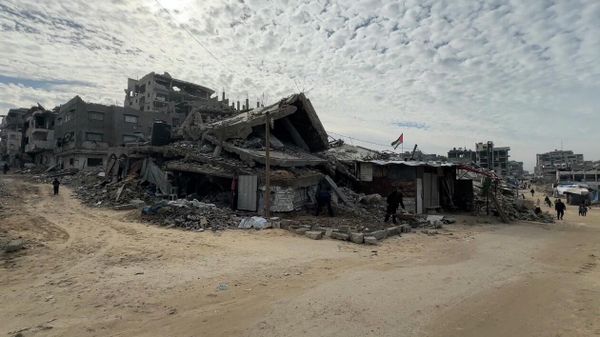 حلاق يواصل عمله بين الأنقاض في غزة ويحول الدمار إلى أمل في الحياة - سبوتنيك عربي