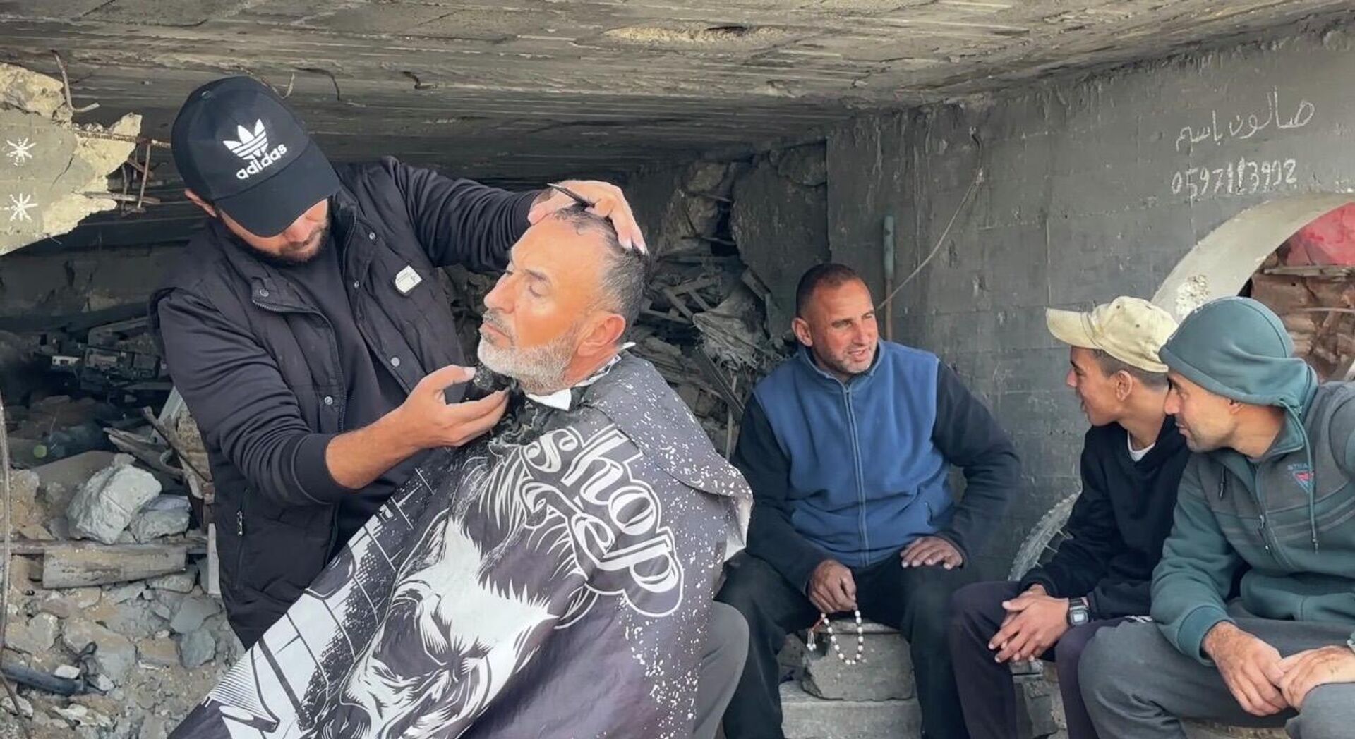 حلاق يواصل عمله بين الأنقاض في غزة ويحول الدمار إلى أمل في الحياة - سبوتنيك عربي, 1920, 05.02.2026