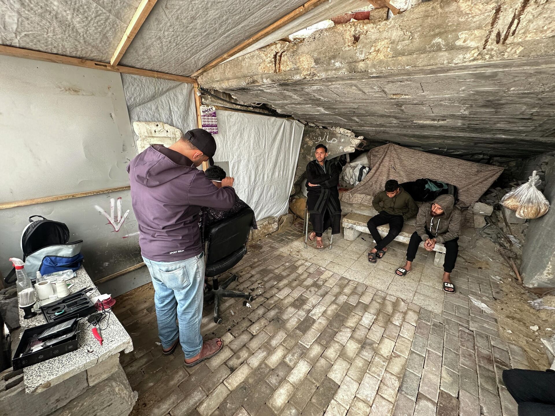 حلاق يواصل عمله بين الأنقاض في غزة ويحول الدمار إلى أمل في الحياة - سبوتنيك عربي, 1920, 05.02.2026