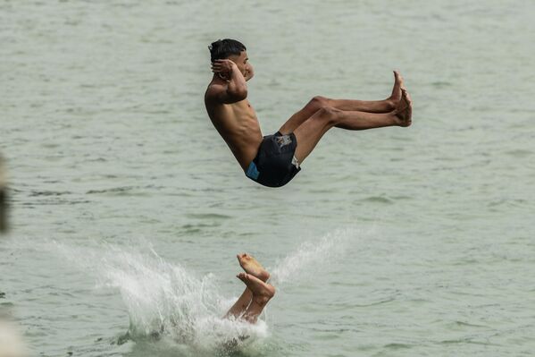 أشخاص يقفزون من على  جسر مانو في وايتانجي، نيوزيلندا، 3 فبراير. - سبوتنيك عربي