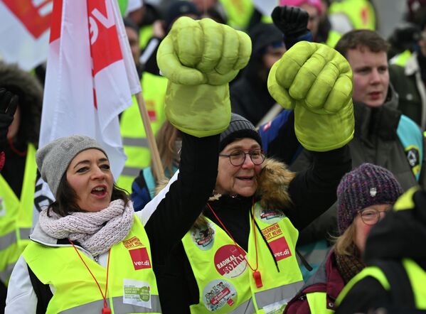 تظاهر مشاركون في الإضراب التحذيري أمام مستشفى جامعة يينا في شوارع المدينة،  وهو الإضراب التحذيري الثالث في مستشفى جامعة تورينجيا الوحيد منذ بداية العام.  - سبوتنيك عربي