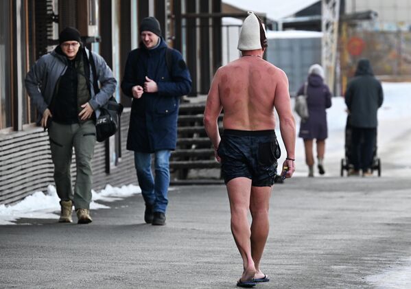 مواطنون في شارع نابريجنايا في فلاديفوستوك الروسية. - سبوتنيك عربي