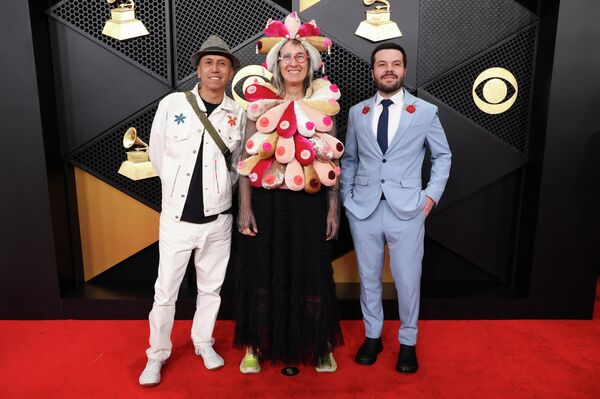 فرقة أترسيوبيلادوس تتخذ وضعيات تصوير على السجادة الحمراء خلال حفل توزيع جوائز غرامي السنوي الثامن والستين في لوس أنجلوس، كاليفورنيا، الولايات المتحدة الأمريكية، 1 فبراير 2026.  - سبوتنيك عربي