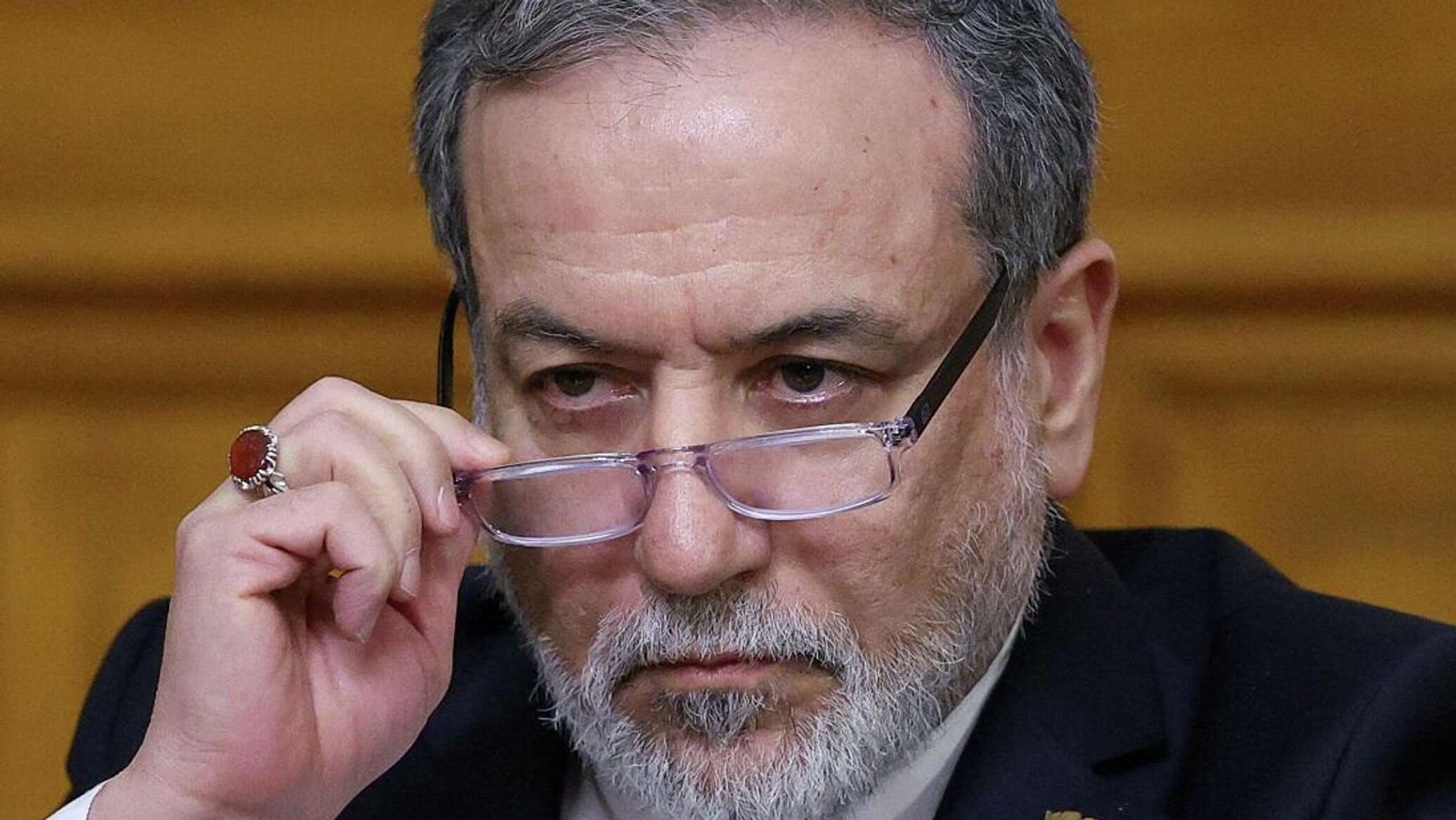 وزير الخارجية الإيراني ينشر مقالا قديما لنتنياهو عن صدام حسين