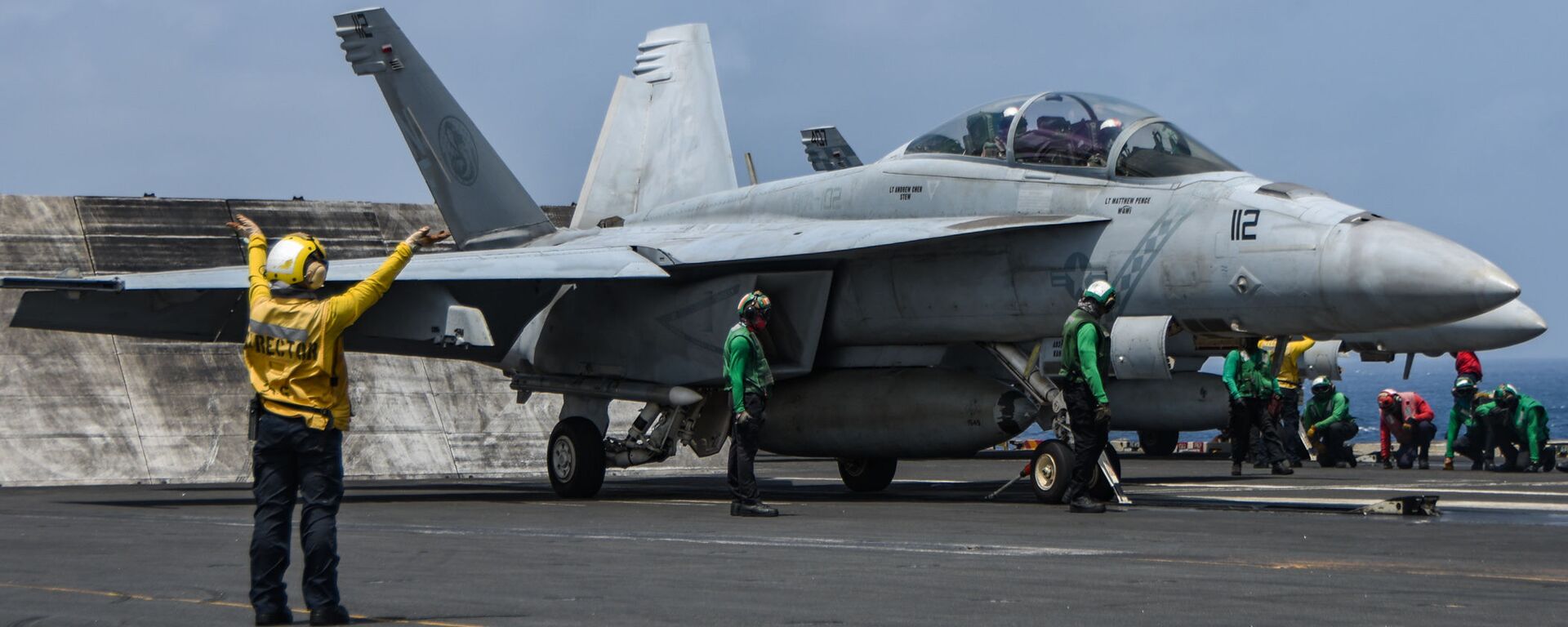 Sailors prepare an F/A-18F Super Hornet fighter jet, attached to the “Diamondbacks” of Strike Fighter Squadron (VFA) 102, to launch from the flight deck of aircraft carrier USS Ronald Reagan (CVN 76) during flight operations in the Arabian Sea, July 8. - سبوتنيك عربي, 1920, 06.02.2026