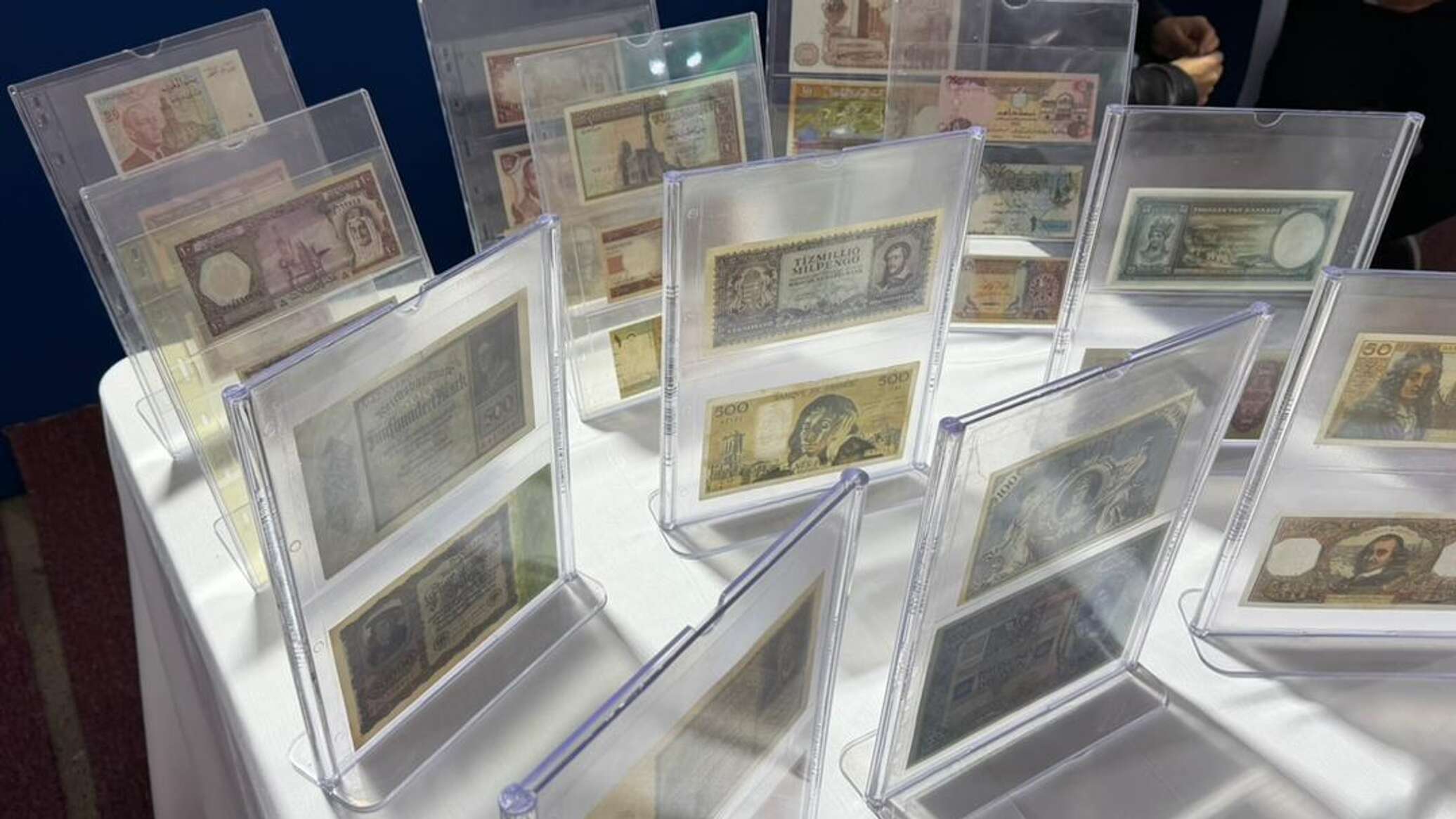 ليبيا... رامي عميش وقصة عشق العملات والطوابع من الهواية إلى حفظ الذاكرة.. فيديو وصور