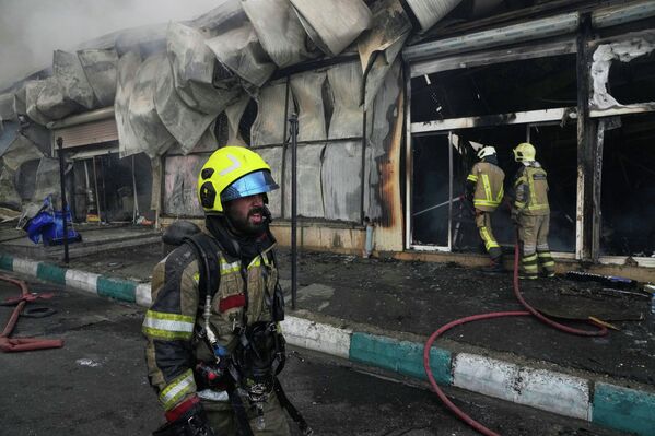 رجال الإطفاء يعملون على إخماد حريق في سوق جنات غربي طهران. - سبوتنيك عربي