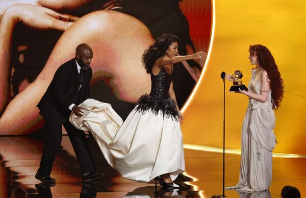 أوليفيا دين، تتسلم جائزة أفضل فنانة جديدة من "تشابل روان"، في حفل توزيع جوائز غرامي السنوي 68 في لوس أنجلوس، كاليفورنيا، الولايات المتحدة الأمريكية. - سبوتنيك عربي