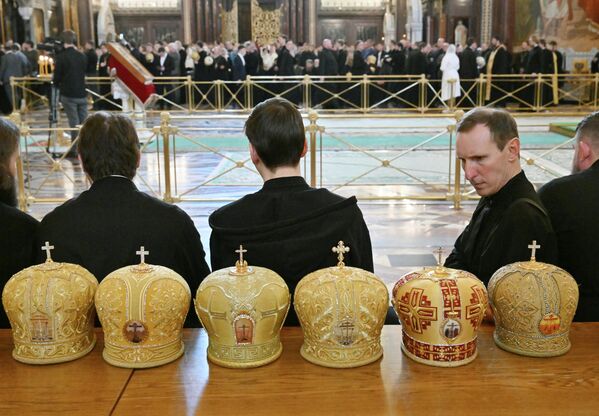 رجال الدين خلال القداس الإلهي في الذكرى 17 لتنصيب قداسة البطريرك كيريل، بطريرك موسكو وكل روسيا، في كاتدرائية "المسيح المخلص" في موسكو. - سبوتنيك عربي