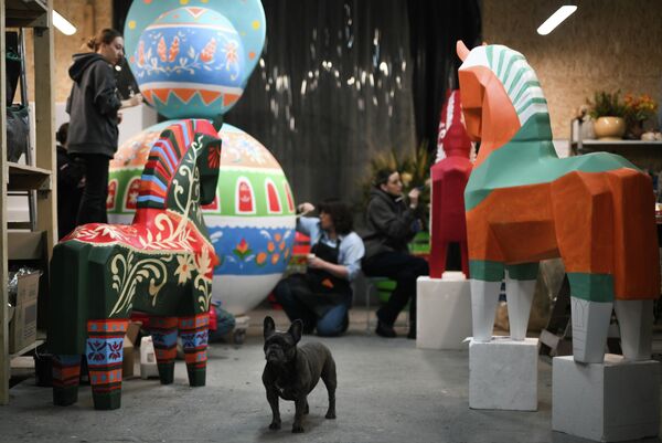 صورة تظهر إنتاج الزينة، لمهرجان "ماسلينيتسا" في موسكو، روسيا. - سبوتنيك عربي