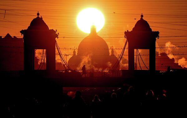 صورة لغروب الشمس الشتوي، على نهر "فونتانكا" في سان بطرسبورغ، روسيا. - سبوتنيك عربي