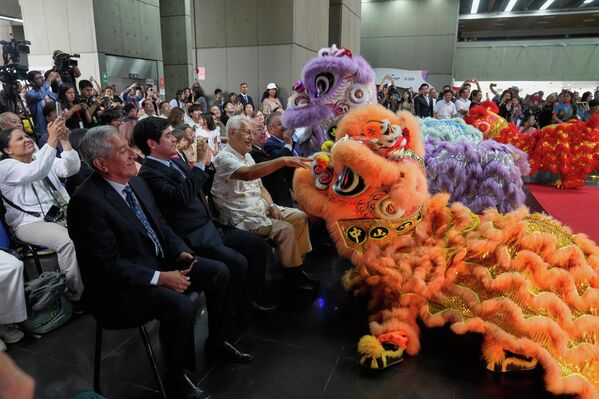 صورة لتفاعل الناس مع المحتفلين الذين يرتدون زي الأسود الصينية، خلال فعالية للاحتفال برأس السنة الصينية في وزارة الثقافة في ليما، بيرو. - سبوتنيك عربي