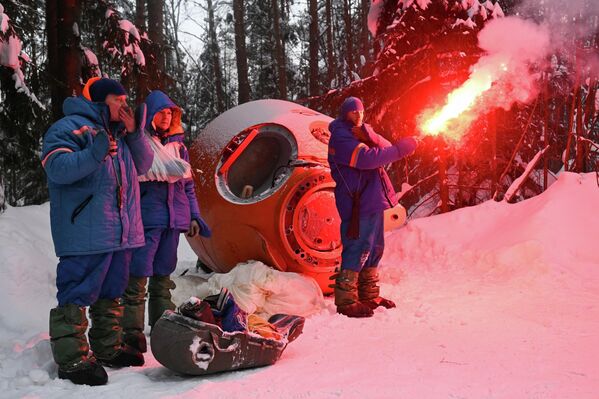 يشارك أعضاء طاقم محاكاة مكوّن من رائد الفضاء ألكسندر غريوبينكين من وكالة "روسكوسموس"، وقائد فرقة رواد الفضاء أوليغ كونونينكو من "روسكوسموس"، ورائد الفضاء ماركوس بيريوس من وكالة "ناسا" (من اليسار إلى اليمين)، في تدريب على إجراءات الطوارئ في حال الهبوط الاضطراري في منطقة غابية مستنقعية خلال فصل الشتاء ("البقاء في الظروف الشتوية القاسية"). - سبوتنيك عربي