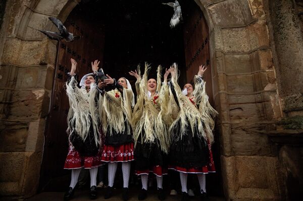 تطلق عدة فتيات يرتدين أزياءً تقليدية، تعرف باسم "البوريفيكاس"، حمامًا أبيض في ختام طقس "البوريفيكاس"، في بلدة مونروي، إسبانيا. وهو احتفال فولكلوري يقام سنويًا في الثاني من فبراير/شباط. - سبوتنيك عربي