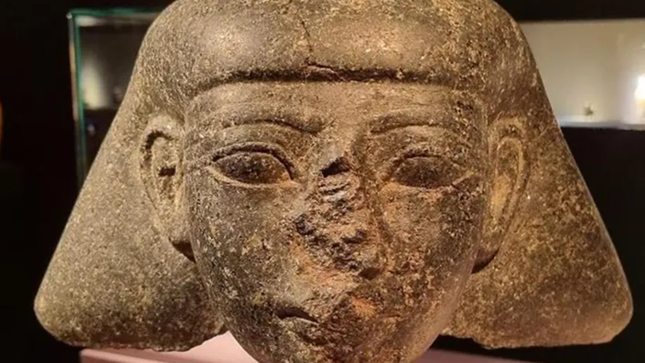 مصر تعيد تمثالا أثريا يعود لعهد الفرعون تحتمس الثالث