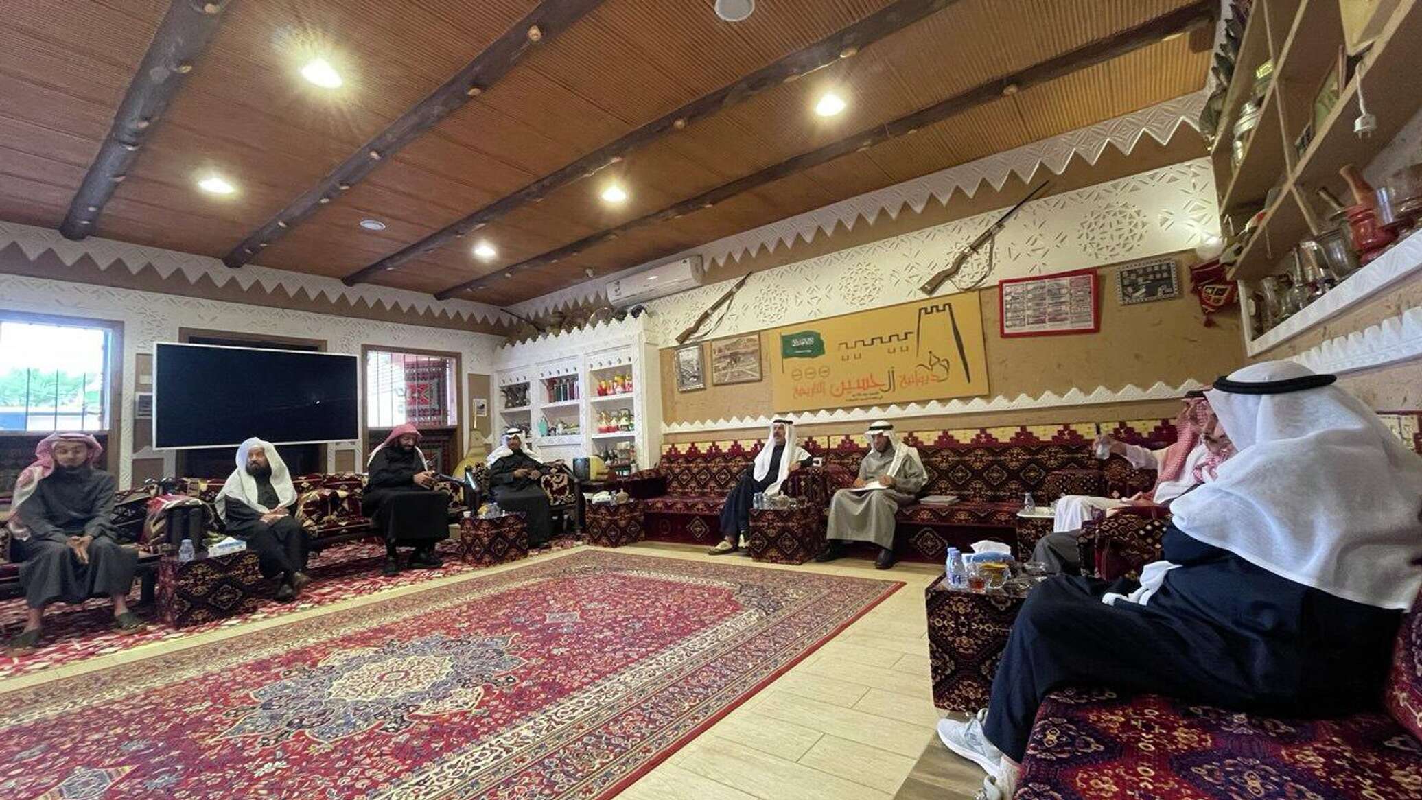 130 عاما من الكرم والمعرفة.. "ديوانية آل حسين" ذاكرة الرياض التي لا تنام.. صور