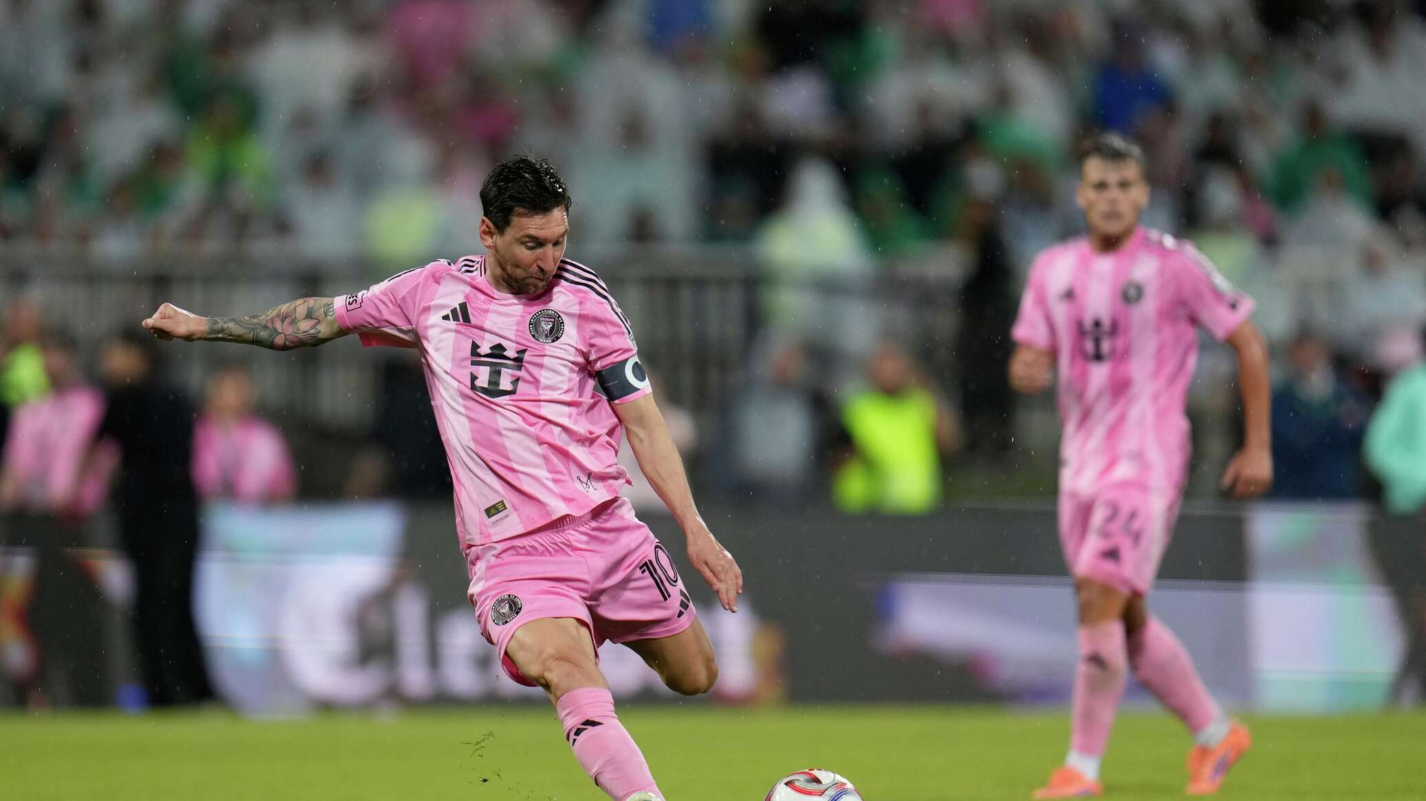 ميسي قد ينضم لدوري روشن السعودي.. تعرف إلى التفاصيل