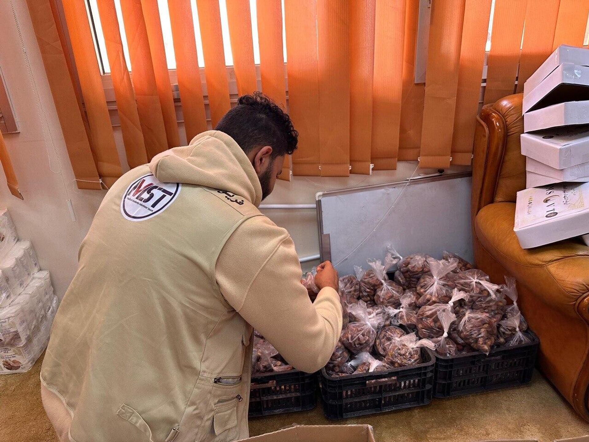 طلاب الطب بجامعة بنغازي يطلقون مبادرة سلات رمضان لدعم الأسر المحتاجة - سبوتنيك عربي, 1920, 08.02.2026