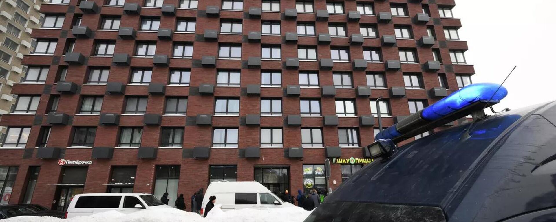 سيارة تابعة للجنة التحقيق في المنزل الذي جرت فيه محاولة اغتيال الجنرال فلاديمير أليكسييف - سبوتنيك عربي, 1920, 09.02.2026