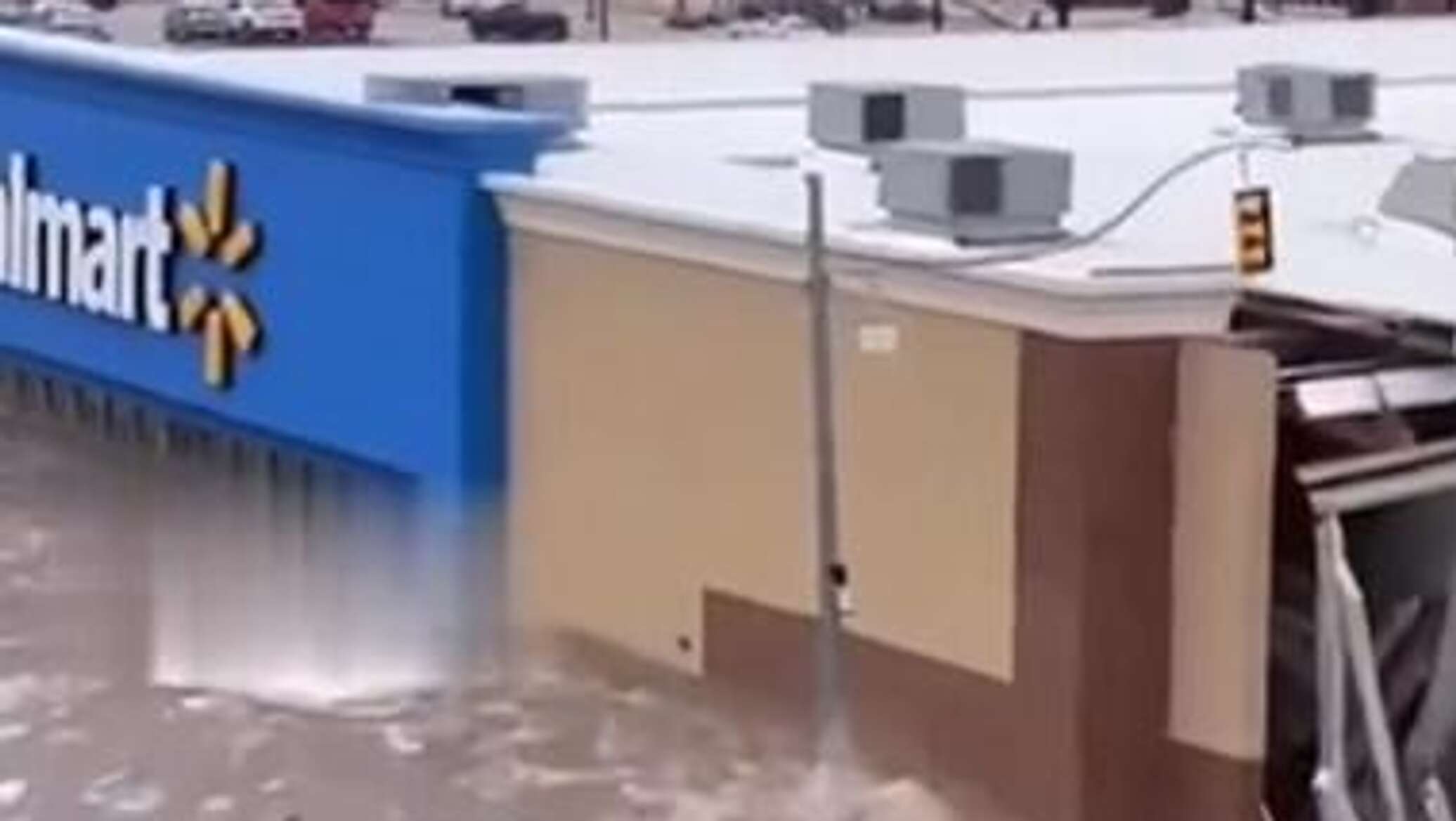 فيضانات عارمة تجرف مركز تسوق في مدينة أمريكية... فيديو