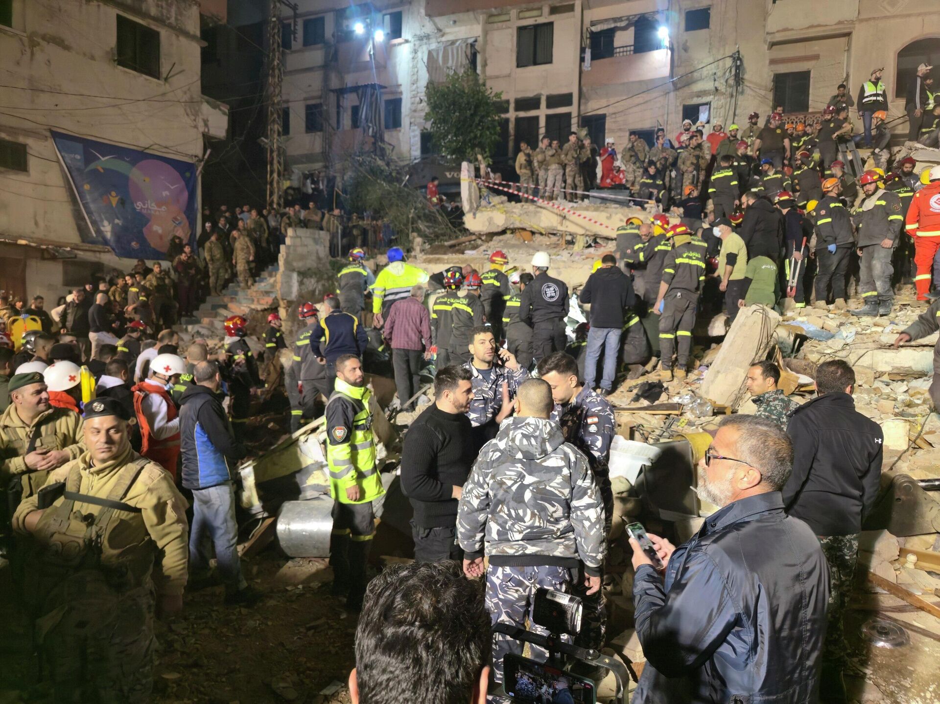 انهيار مبنى وسقوط قتلى وجرحى في لبنان - سبوتنيك عربي, 1920, 08.02.2026