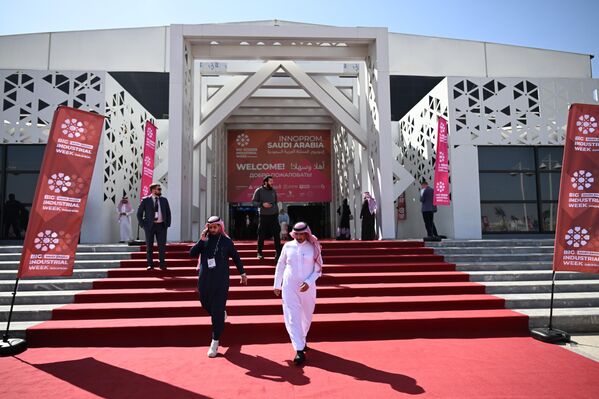 صورة من أمام المدخل إلى المعرض الصناعي الدولي "إينوبروم"، في الرياض. - سبوتنيك عربي