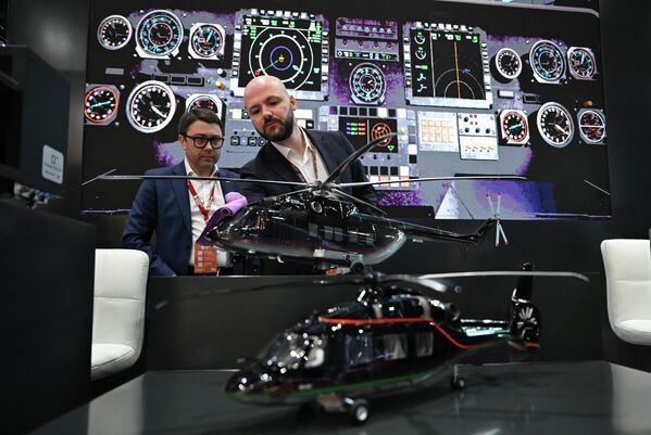 صورة من الجناح لشركة "روستيخ" الروسية، ويظهر في الصورة مجسمان ل طائرتان مروحيتان. - سبوتنيك عربي