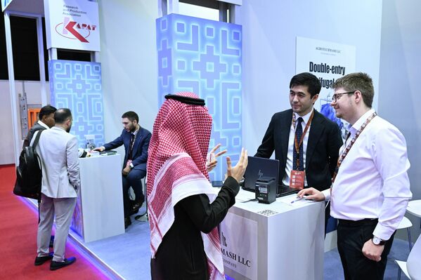 صورة من الجناح الروسي "صنع في روسيا"، في معرض "إينوبروم الدولي للصناعات"، في العاصمة السعودية الرياض، ويظهر أحد الأشخاص وهو يتحدث ممثلي الجناح الروسي. - سبوتنيك عربي