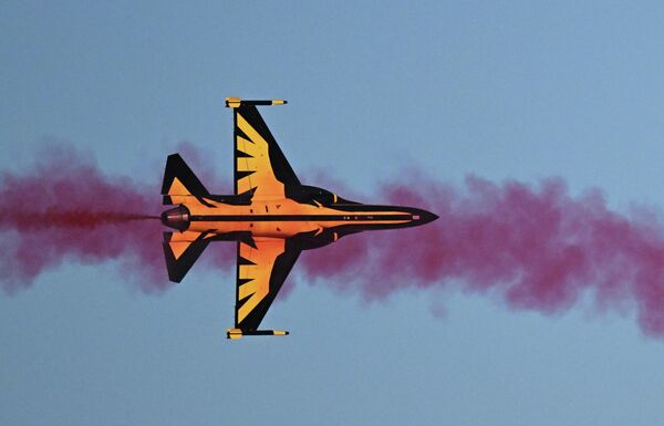 طائرة التدريب النفاثة الأسرع من الصوت"تي-50 النسر الذهبي"  التابعة لفريق "النسور السوداء" للاستعراضات الجوية التابع للقوات الجوية الكورية في معرض الدفاع العالمي (WDS-2026) في الرياض. - سبوتنيك عربي