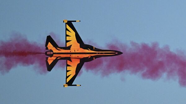 Сверхзвуковой учебный реактивный самолет T-50 Golden Eagle пилотажной группы ВВС Республики Корея Черные орлы на авиашоу Всемирной оборонной выставки World Defence Show - سبوتنيك عربي