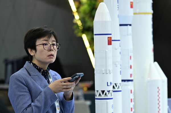 نماذج من مركبات الإطلاق الصينية في معرض الدفاع العالمي في الرياض. - سبوتنيك عربي