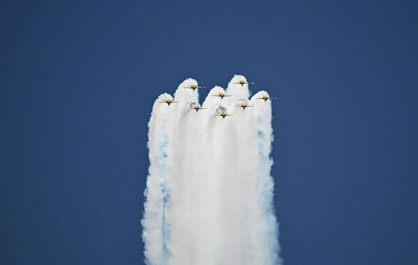 فريق "النسور السوداء" التابع للقوات الجوية الكورية، يقدم عرضا جويا بطائرات التدريب النفاثة الأسرع من الصوت من طراز "تي-50 النسر الذهبي"، في معرض الدفاع العالمي. - سبوتنيك عربي