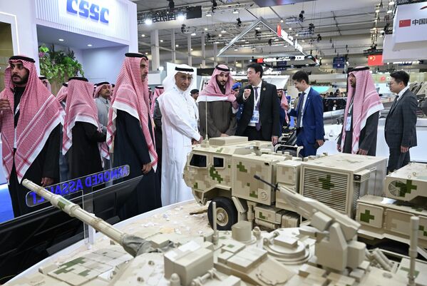 وزير الدفاع السعودي الأمير خالد بن سلمان بن عبد العزيز يتفقد جناح شركة تصنيع أسلحة صينية في معرض الدفاع العالمي في الرياض. - سبوتنيك عربي