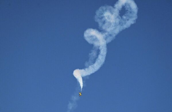 أثناء عرض جوي لطائرة التدريب النفاثة الأسرع من الصوت "تي-50 النسر الذهبي"  الكورية في معرض الدفاع العالمي في الرياض. - سبوتنيك عربي