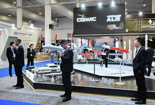 عرض طائرات دون طيار من مصنعين صينيين في معرض الدفاع العالمي في الرياض. - سبوتنيك عربي