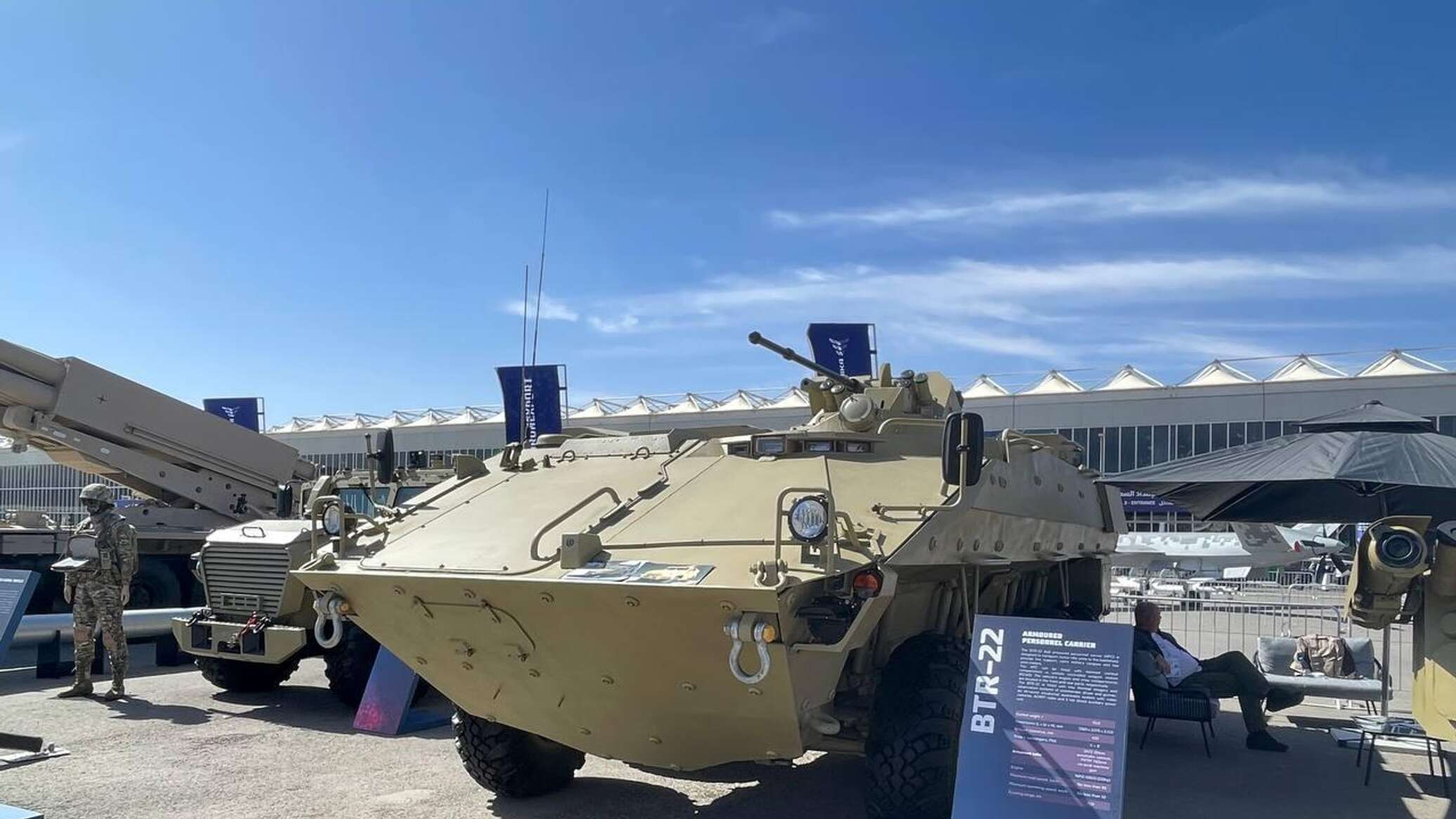 العرض العالمي الأول لناقلة الجنود الروسية المدرعة الجديدة "بي تي أر 22" في معرض الدفاع بالرياض