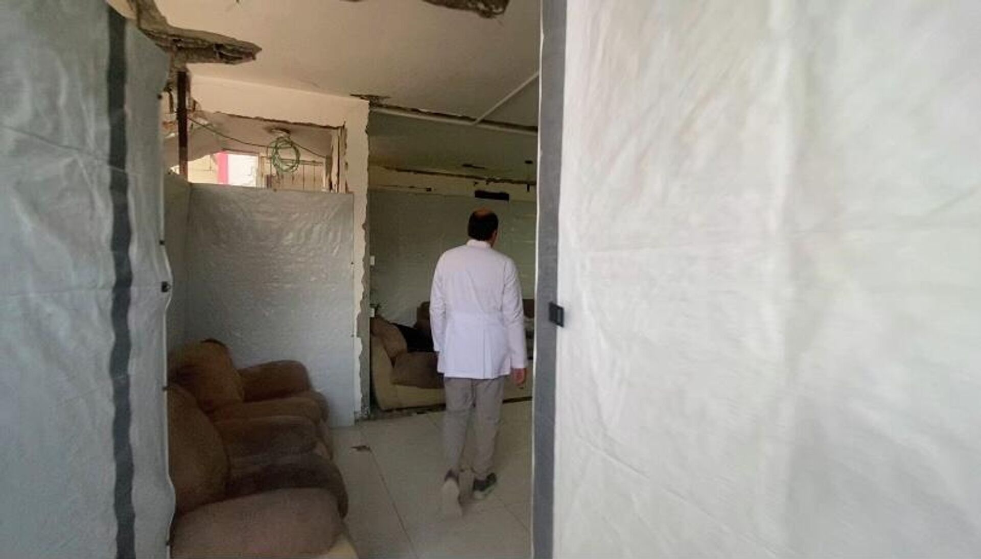 طبيب أسنان يعالج المرضى بين أنقاض منزله المدمر في غزة   - سبوتنيك عربي, 1920, 10.02.2026