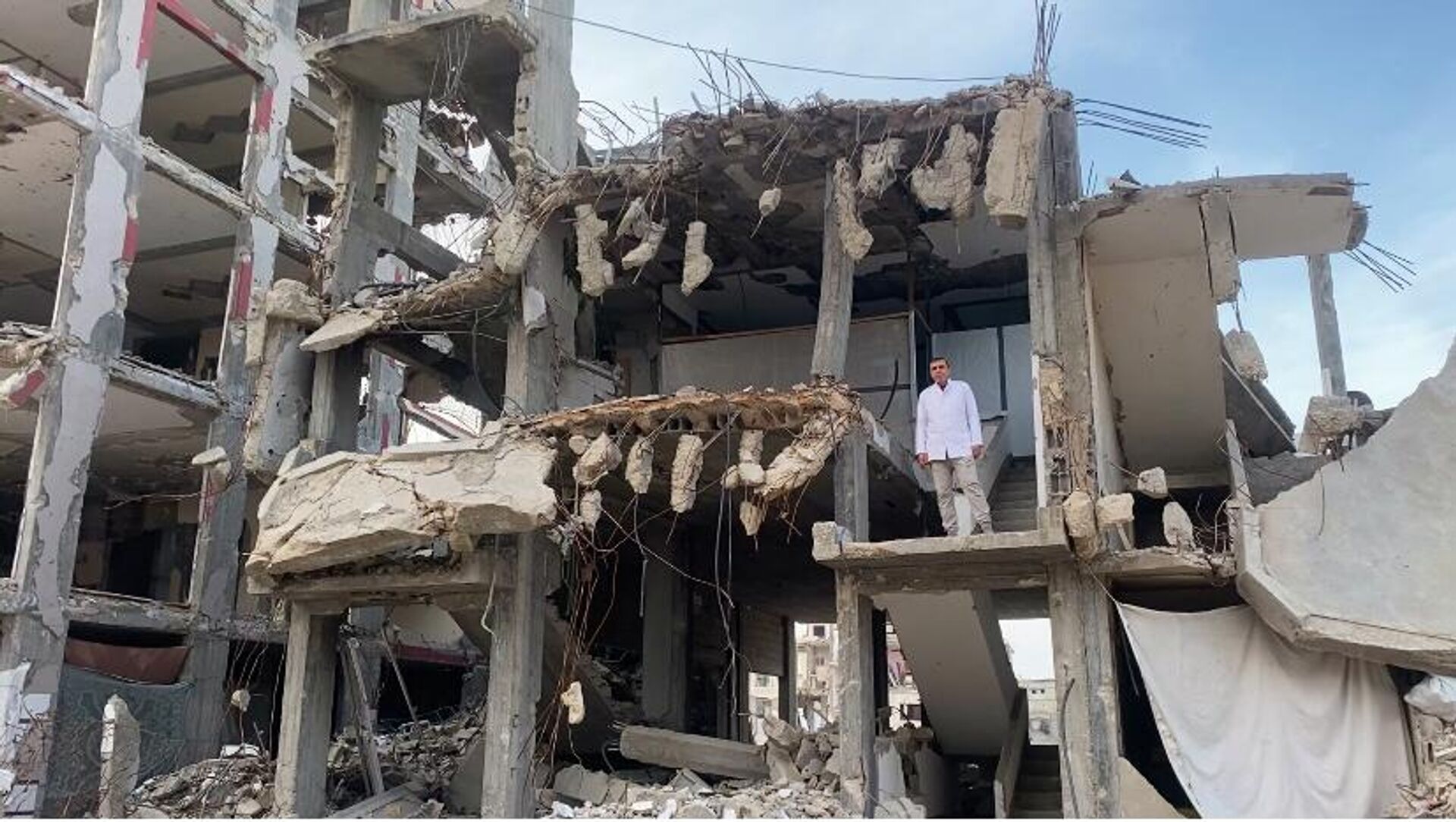 طبيب أسنان يعالج المرضى بين أنقاض منزله المدمر في غزة   - سبوتنيك عربي, 1920, 10.02.2026