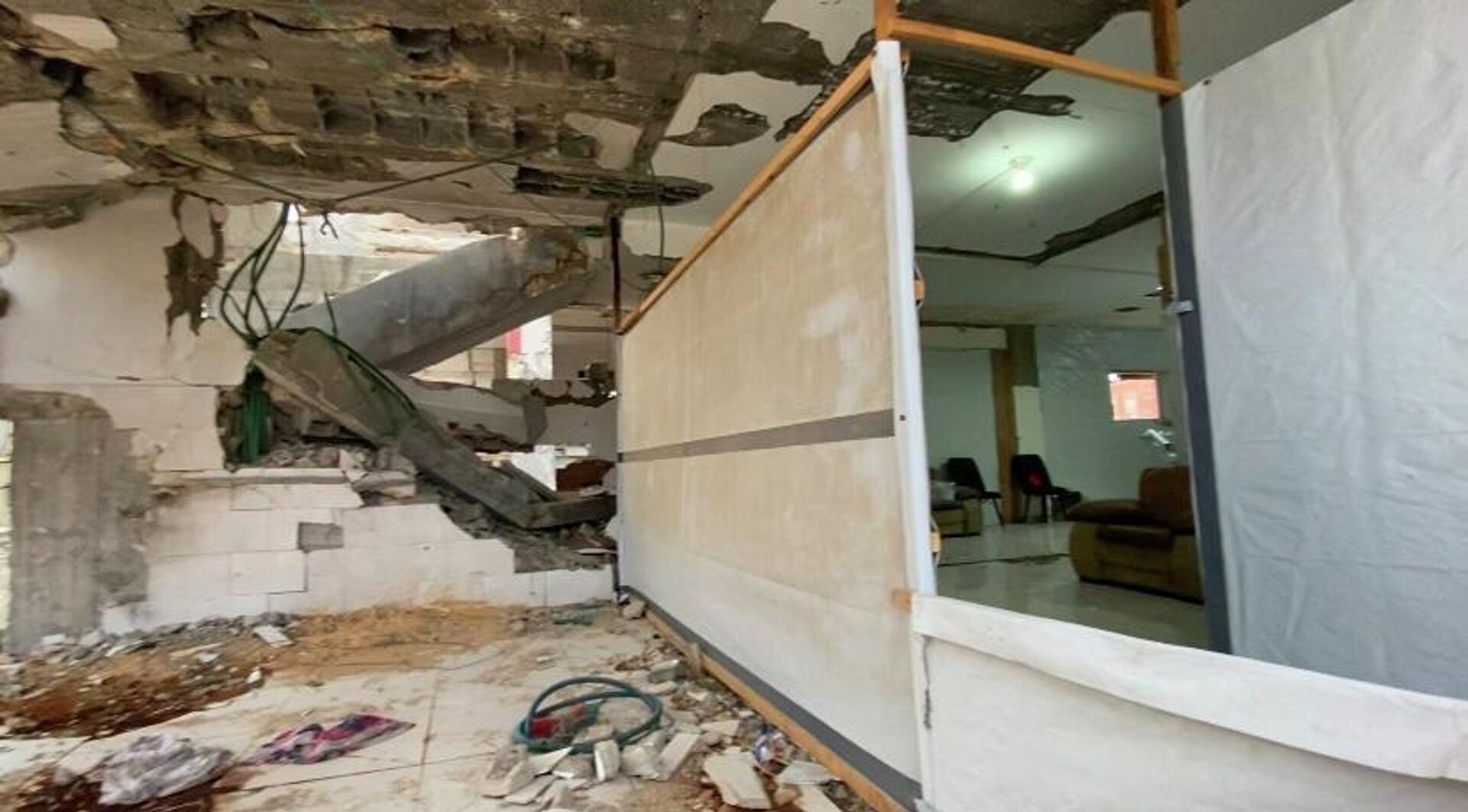 طبيب أسنان يعالج المرضى بين أنقاض منزله المدمر في غزة   - سبوتنيك عربي, 1920, 10.02.2026