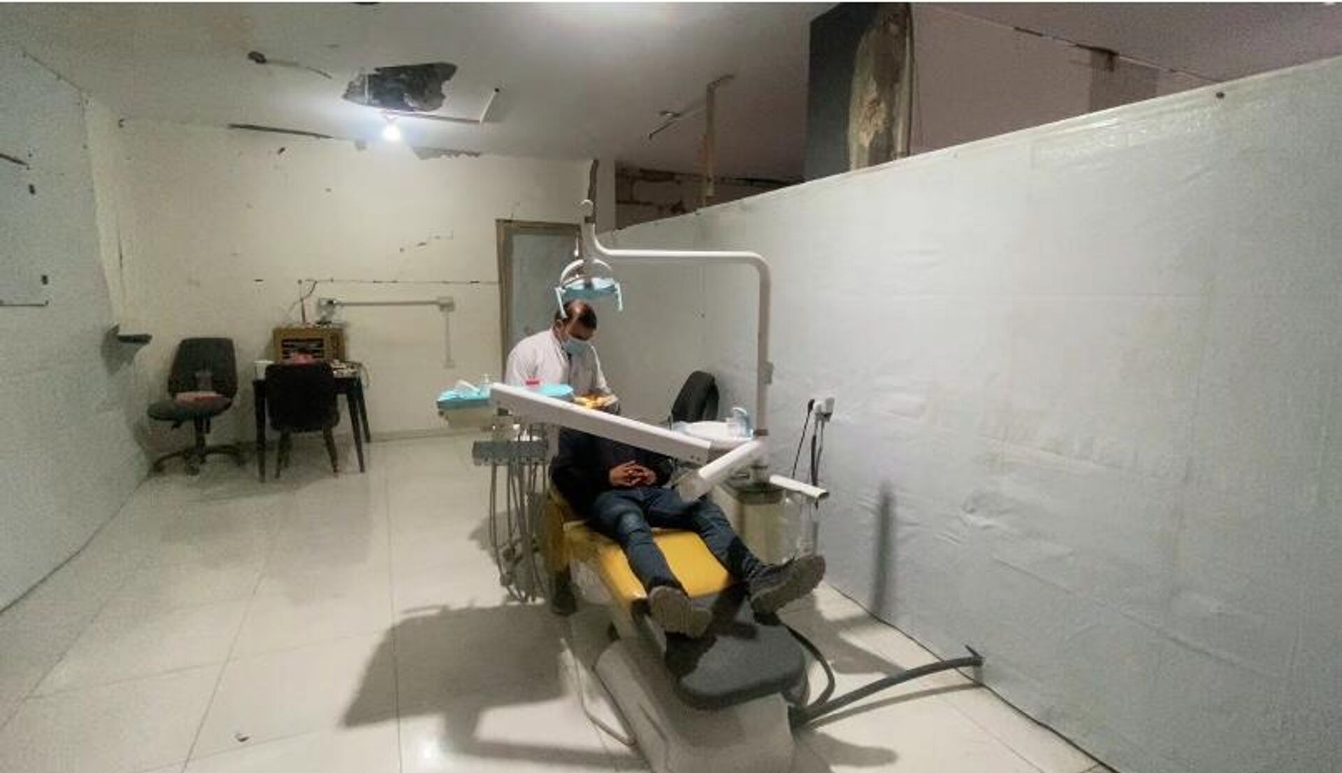 طبيب أسنان يعالج المرضى بين أنقاض منزله المدمر في غزة   - سبوتنيك عربي, 1920, 10.02.2026