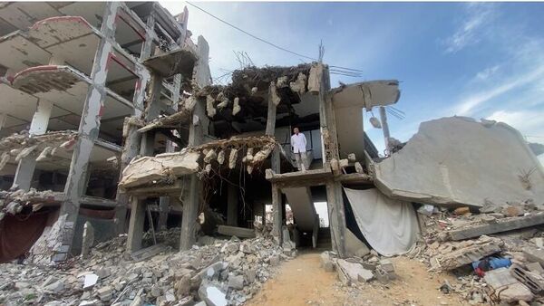 طبيب أسنان يعالج المرضى بين أنقاض منزله المدمر في غزة   - سبوتنيك عربي