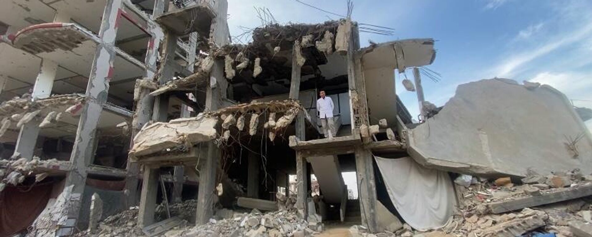 طبيب أسنان يعالج المرضى بين أنقاض منزله المدمر في غزة   - سبوتنيك عربي, 1920, 10.02.2026