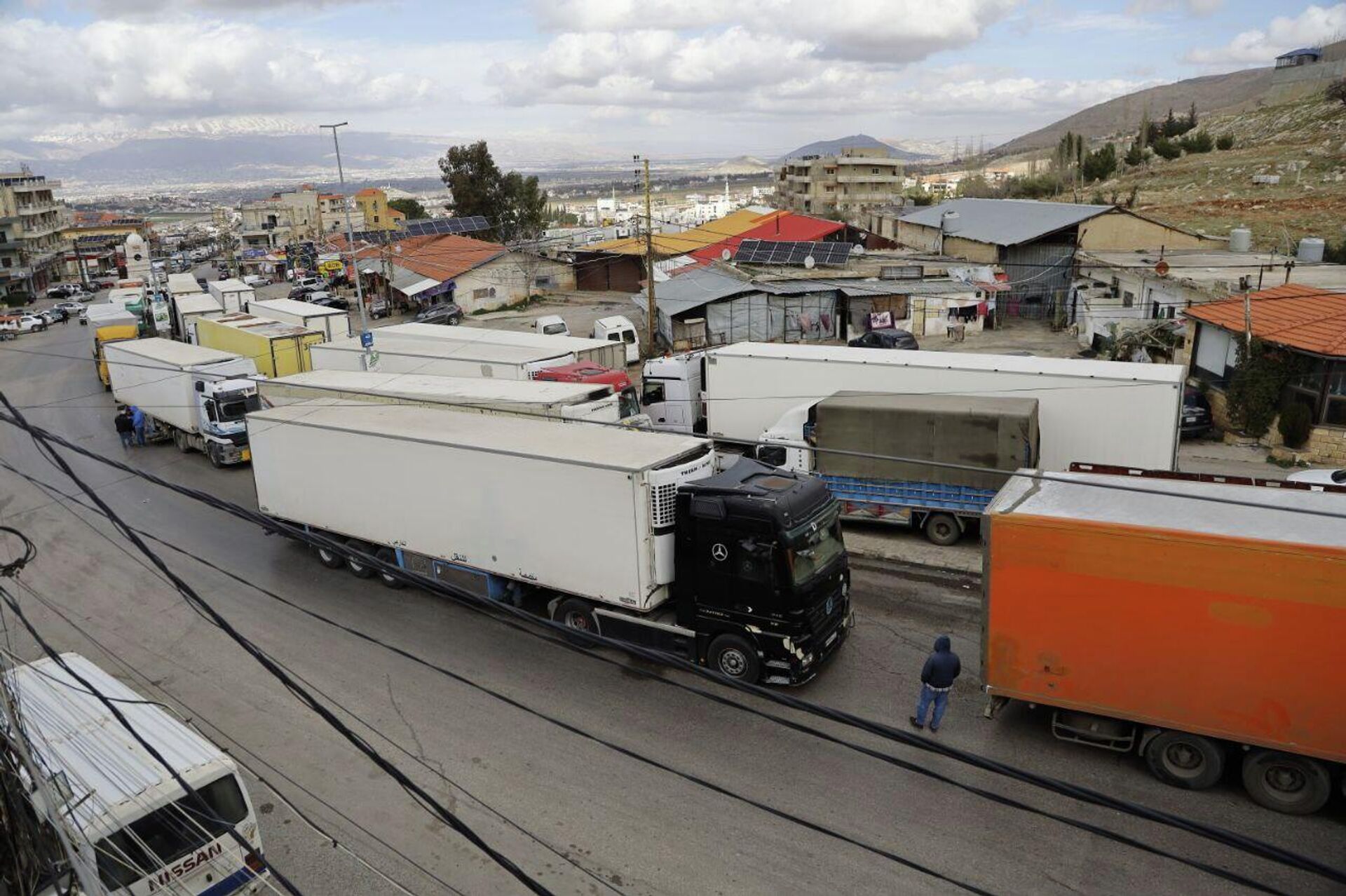 احتجاجات على الحدود اللبنانية السورية اعتراضا على منع الشاحنات اللبنانية من الدخول - سبوتنيك عربي, 1920, 10.02.2026