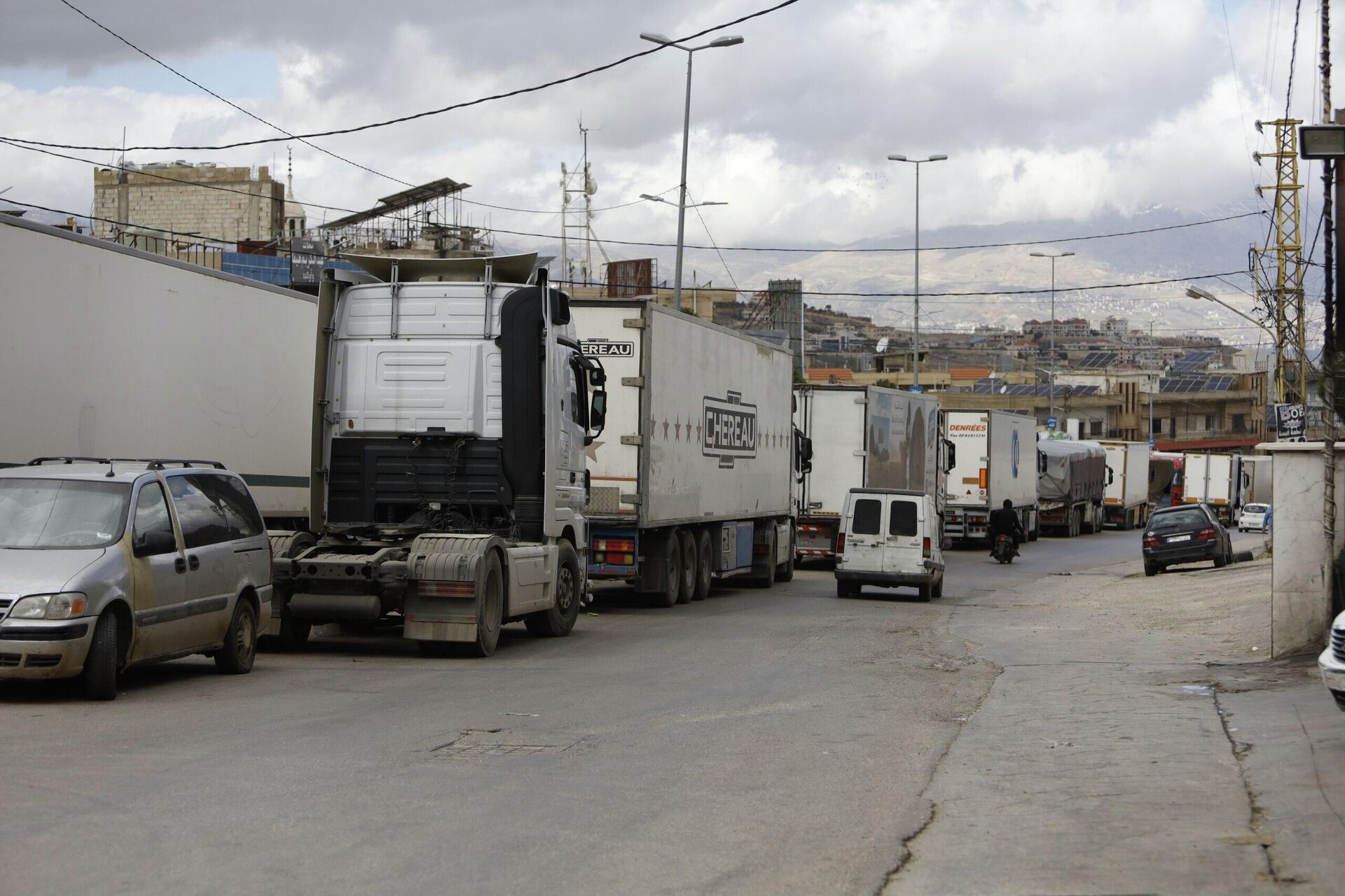 احتجاجات على الحدود اللبنانية السورية اعتراضا على منع الشاحنات اللبنانية من الدخول - سبوتنيك عربي, 1920, 10.02.2026