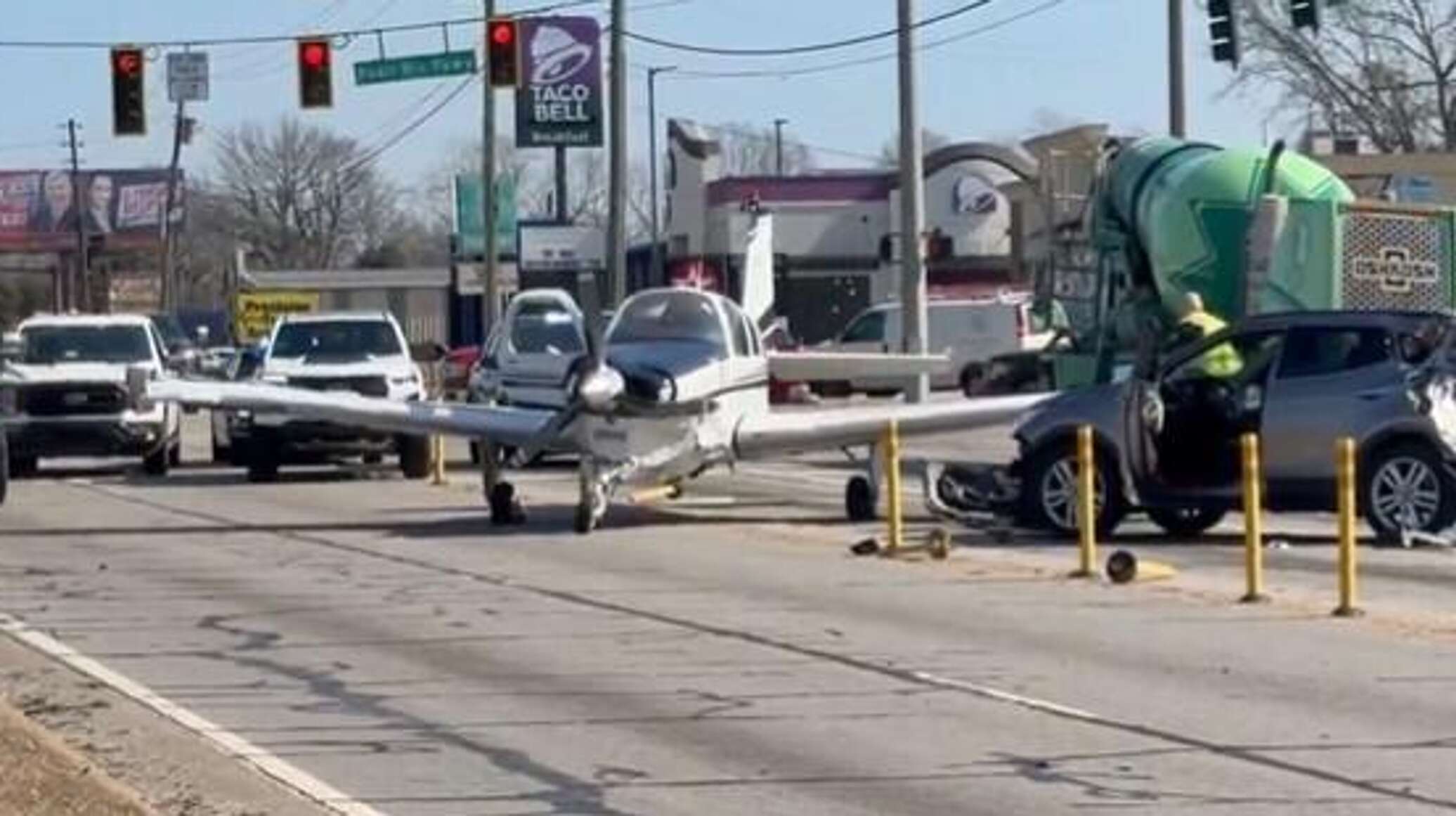 طائرة تهبط اضطراريا في شارع عام وتصطدم بعدة مركبات في مدينة أمريكية...فيديو